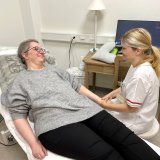 Lauriane Mazotti, psycho-socio-esthéticienne à l'hôpital de Sion, propose un massage des mains à sa patiente Nathalie Bétrisey.